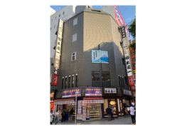 新宿三丁目の中心地、角ビルです。外観