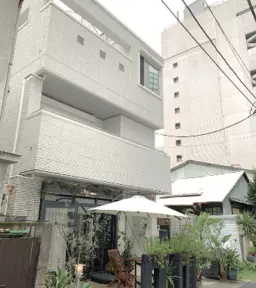 人気の外苑前エリア！スタジアム通り至近の好立地！屋上専有使用可！物販•サービス店舗向け（飲食不可）外観