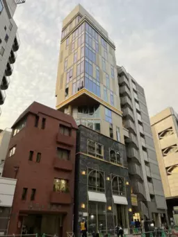 外苑前駅徒歩2分◆2階は飲食フロア・ダクト付き◆スタジアム通り沿いの築浅物件◆重飲食可◆外観