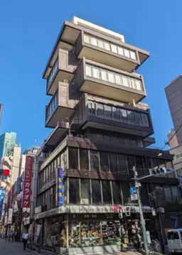 新橋駅徒歩2分で視認性も◎地下1〜2階の店舗物件!外観