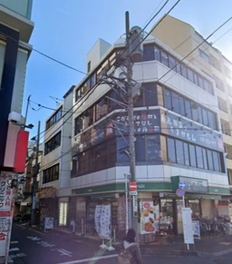 東口 バスロータリー沿い 角地物件外観