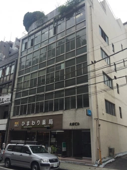 サービス店舗おすすめ物件!【飲食不可】B1階の43坪の区画の募集です。業種等ご相談ください。外観