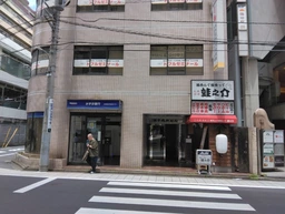 調布駅東口出口の目の前のビルです!!事務所仕上げのためすぐ営業できます!!外観