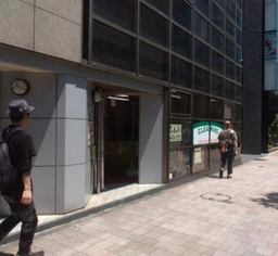 出口から3軒目 物販・サービス店舗向け外観