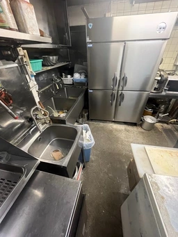 東新宿駅徒歩2分。明治通り沿いの地下1階店舗!外観