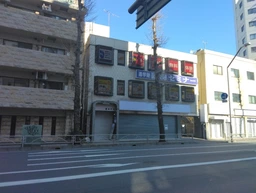 府中駅前・甲州街道沿いで間口が広く取れます!!駐車場が2台分使用可能です!!(別途費用・台数相談可)外観