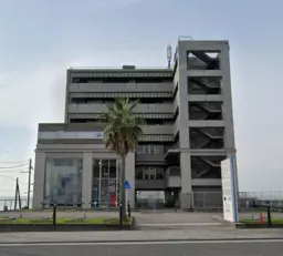 サザンビーチ目の前◆茅ヶ崎駅からバスで7分◇国道134号側からは実質1階◆軽飲食相談可◇区分け相談可◆外観