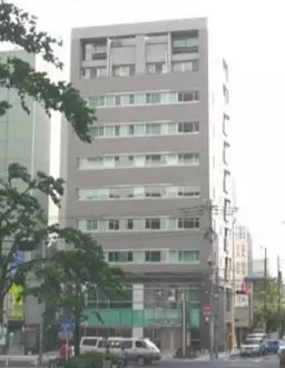 大宮駅 徒歩6分 　国道17号線に面した交差点　前面ガラス張りの明るい店舗外観