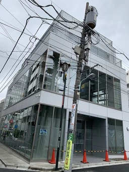 明治神宮前〈原宿〉駅 徒歩1分 角地2面ガラス貼りスケルトン物件 【飲食不可】外観