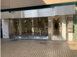 大森駅 徒歩5分 スケルトン物件 【軽飲食可】土日・祝日利用可 都道府県道沿いに面する ・前面ガラス張り/ シャッター外観