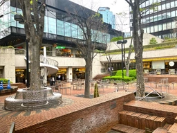 都庁前駅目の前の商業区画!実質1階!外観