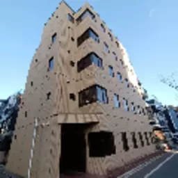 桜並木の目黒川沿い角地　春には窓から桜が望めます◎　外観