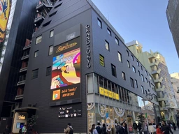 築浅の好立地店舗物件!! センター街で目を引き、人通りも期待できます!!外観