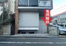 飯田橋駅徒歩5分!神楽坂通りから見番横丁を進んだ飲食店密集地!専有階段あり外観