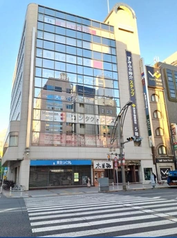 上野駅徒歩4分、上野広小路徒歩1分。大型LED看板計画あり。外観