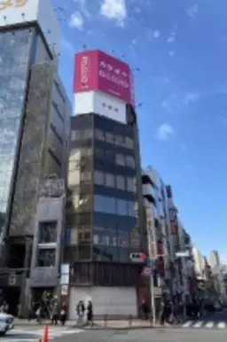 恵比寿駅前交差点の角地ビルです!商店街の入口です。駒沢通り沿い。外観