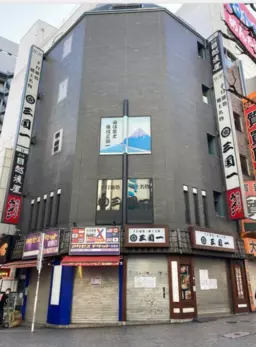 新宿駅 徒歩1分 現況:そば・うどん・麺類 飲食居抜き物件 【何業も可】B13出⼝より徒歩1分、新宿アルタ横の好立地物件外観