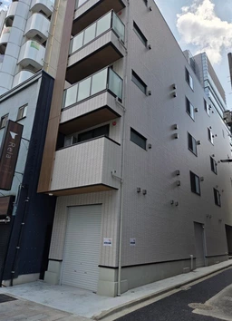 靖国通り沿いの角ビル！！新築の１階路面で、飲食可能物件です！！外観