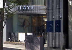 青山通り沿いの1階店舗です!外観