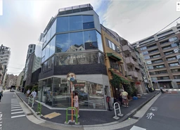 視認性の良い1階前面ガラス張り！外観