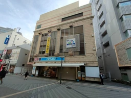 藤沢駅 徒歩2分◆ペデストリアンデッキから階段下りて目の前◆JRホームからも見えるビル◆外看板設置相談可◆外観