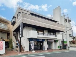 ホームセンター前、隣はうどん屋外観