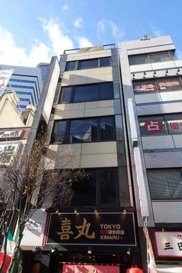 裏コリドーとして盛り上がっているミッドタウン日比谷のお膝元でもあるJR線高架横の飲食店ひしめくエリアです!外観