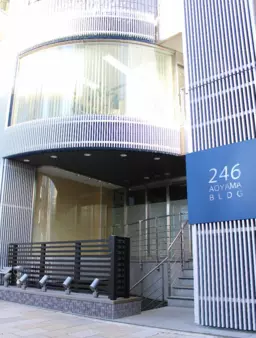 青山一丁目駅 徒歩2分 青山通り沿い 1Fスケルトン物件 【軽飲食可】外観