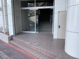 24時間営業不可/区分区画/1階:エントランス:2階:店舗フロア外観