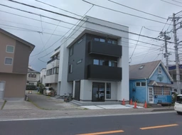 県道704号線沿いの1階路面新築物件!駐車スペース1台分有ります!外観