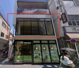 蕨駅西口徒歩2分の2階16坪の全面ガラス張りテナント✴︎軽飲食、サービス、サロン、物販に最適【2方向、検済有、軽飲食可】外観