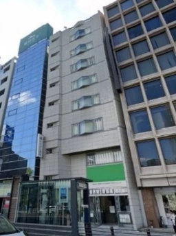 【飲食可】赤坂見附駅から徒歩1分、目の前は外堀通りで視認性の高い物件です!外観