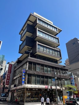 【重飲食可】JR新橋駅徒歩2分、新橋仲通りとレンガ通り交差点角地!外観