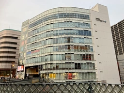 川口駅から一番近い商業施設! 窓面区画で大変明るい!  駅から見える看板効果大! スケルトン渡し外観