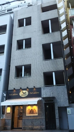 店舗利用可能なマンション仕様のビルです。美容系の店舗にお薦めです。外観