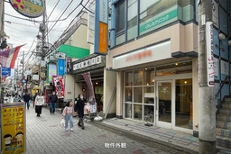 京王線仙川駅ハーモニーロード沿い、サービス店舗向け路面物件、間口4.5Mで視認性良好。外観