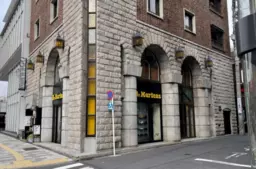 青山通りに面する表参道駅徒歩2分の1階路面店!ブランドショップが多く立ち並ぶエリアです。外観