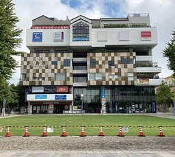 センター北駅目の前!人気の商業ビル2階に入居のチャンス!外観