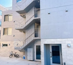 白楽駅 徒歩1分 1F〈A・C区画〉スケルトン物件 【軽飲食可】外観