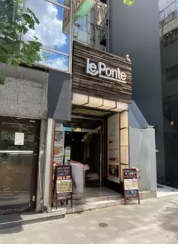 原宿駅 徒歩1分 駅前・1階路面物件 【飲食可(重飲食・アルコール提供不可)】営業時間7:30~24:00外観