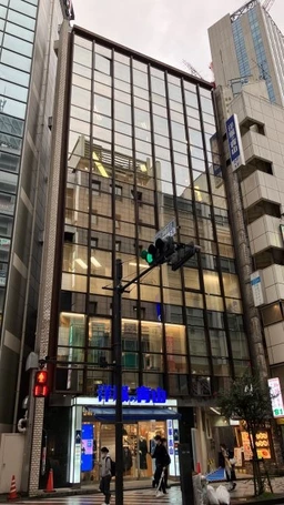 SHIBUYA109から2つ目のビル。1階「洋服の青山」でわかりやすい立地です。外観