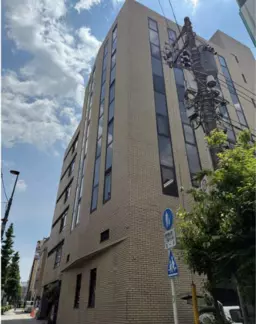 ■池袋駅 徒歩10分、バス 6分 バス停 池袋４丁⽬ 距離5m 現況:事務所仕様物件 【飲食不可】外観