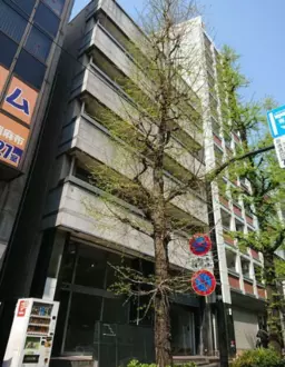 六本木駅 徒歩5分 六本木通り沿い 天高4.8m 1Fスケルトン物件【飲食可】外観