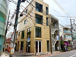 自由が丘駅徒歩4分、自由通りに面した2階店舗！2025年6月竣工新築物件！角地で視認性良好！スケルトン渡し外観