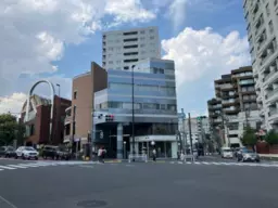 代官山駅 徒歩2分 スケルトン物件 【軽飲食程度相談】⼈気の代官⼭駅から徒歩２分、旧⼭⼿通りと⼋幡通に⾯する好立地物件！外観