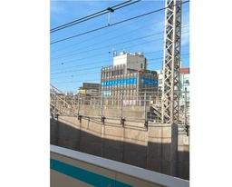 駅前好立地、JRホームから建物の視認良好、角ビル。外観