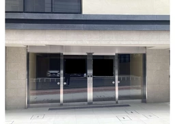 【軽飲食可】馬喰町駅徒歩2分。新築マンションの1階です。ビジネス立地でありながら周辺には居住者も多いです。外観