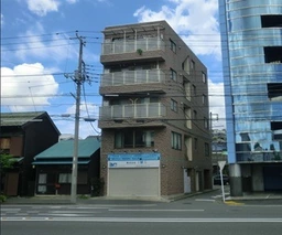 事務所・サービス店向き、駐車場(車庫)付物件外観