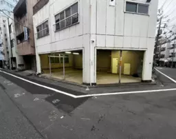 板橋駅 徒歩3分 角ビル 1Fスケルトン物件 【軽飲食可】外観