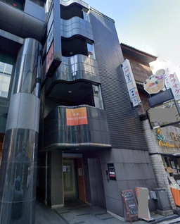 赤坂駅1番出口まで徒歩1分　赤坂みすじ通りに面した立地【飲食不可、サービス店舗相談】外観